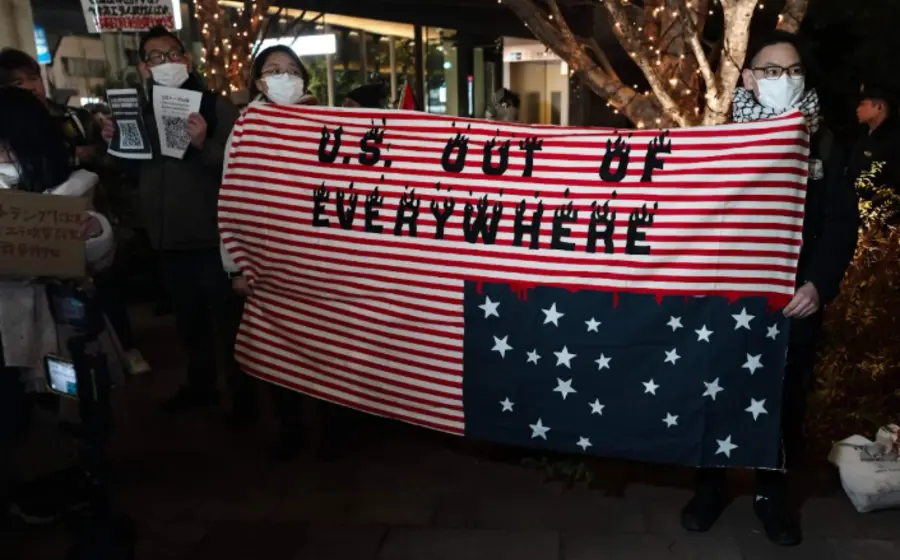 Un grupo de manifestantes se concentra frente a la embajada de Estados Unidos en Tokio, Japón, en una muestra de apoyo a Venezuela.