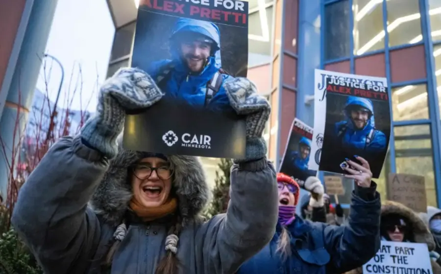 Un grupo de manifestantes se congrega en las calles de Mineápolis para exigir justicia por la muerte de Alex Pretti.