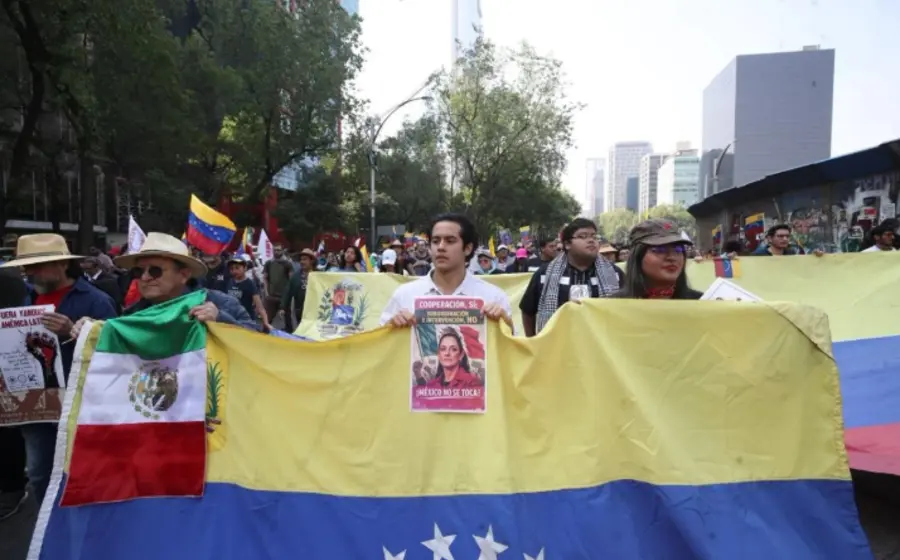 Cientos de activistas, colectivos y sindicatos marchan por calles de la Ciudad de México hacia la SRE para exigir la liberación de Nicolás Maduro.