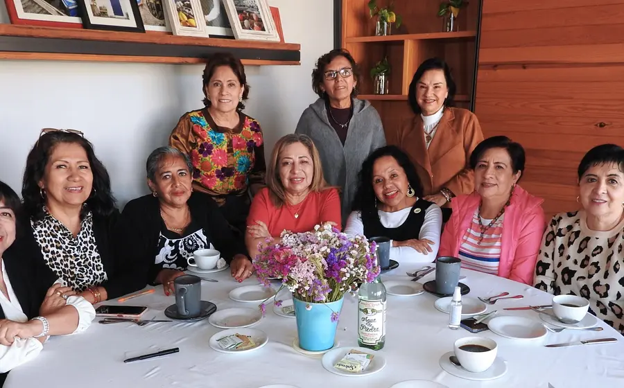 María Elena Ruiz Méndez celebra su cumpleaños sentada al centro, disfrutando de un desayuno en compañía de sus mejores amigas en Oaxaca.