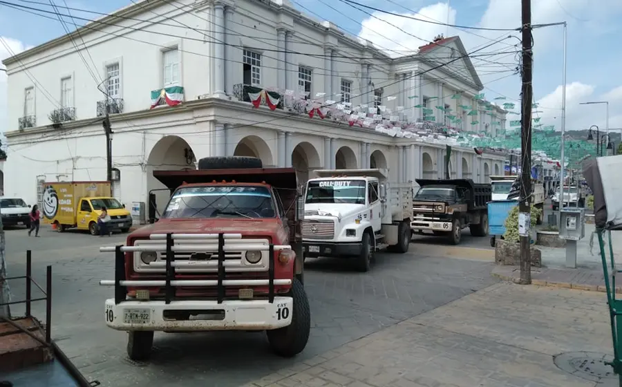 Un grupo de materialistas junto a sus camiones de volteo, cuyo trabajo en la construcción ha disminuido desde la pandemia pero esperan un pronto repunte laboral.