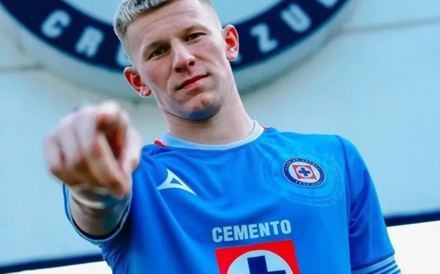 El futbolista polaco Mateusz Bogusz en una fotografía, tras confirmarse su regreso como nuevo fichaje del club de fútbol Cruz Azul.