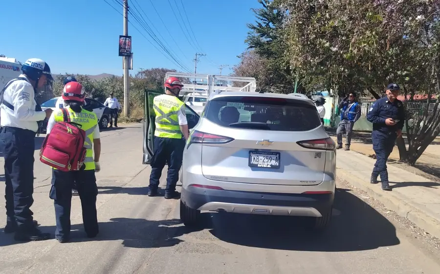 El vehículo del médico que murió tras sufrir un paro cardiaco mientras conducía para ver a un paciente en la comunidad de El Rosario.