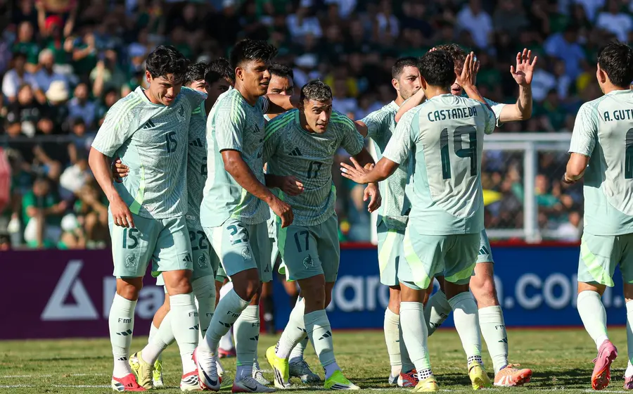 Germán Berterame, delantero de la Selección Mexicana, celebra el gol que le dio el ríspido triunfo a México por 1-0 sobre Bolivia.
