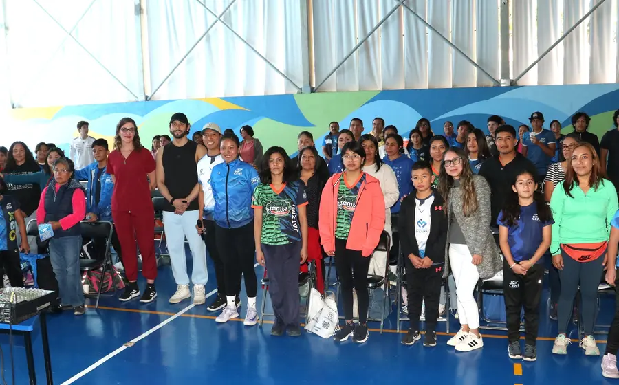 El nadador olímpico Miguel de Lara junto a un grupo de nadadores y entrenadores durante la clínica de natación que impartió en Oaxaca.