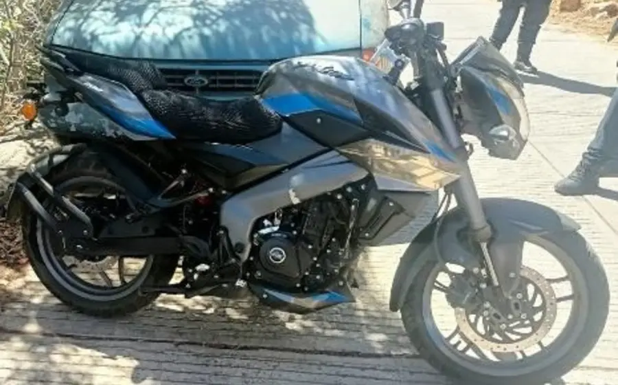 La motocicleta marca Bajaj que fue asegurada en San Juan Chapultepec por las autoridades, tras ser recuperada por contar con reporte de robo.