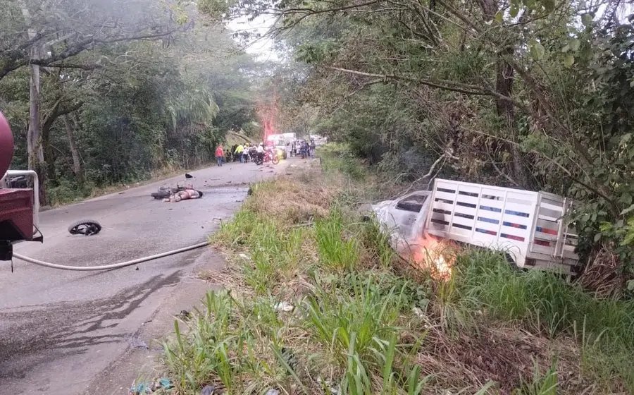 Una motocicleta en llamas después de chocar contra una camioneta en una calle de la ciudad de Tuxtepec, Oaxaca.
