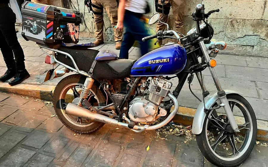 La motocicleta con reporte de robo que fue asegurada por las autoridades en la calle Guerrero, en el centro de la ciudad.