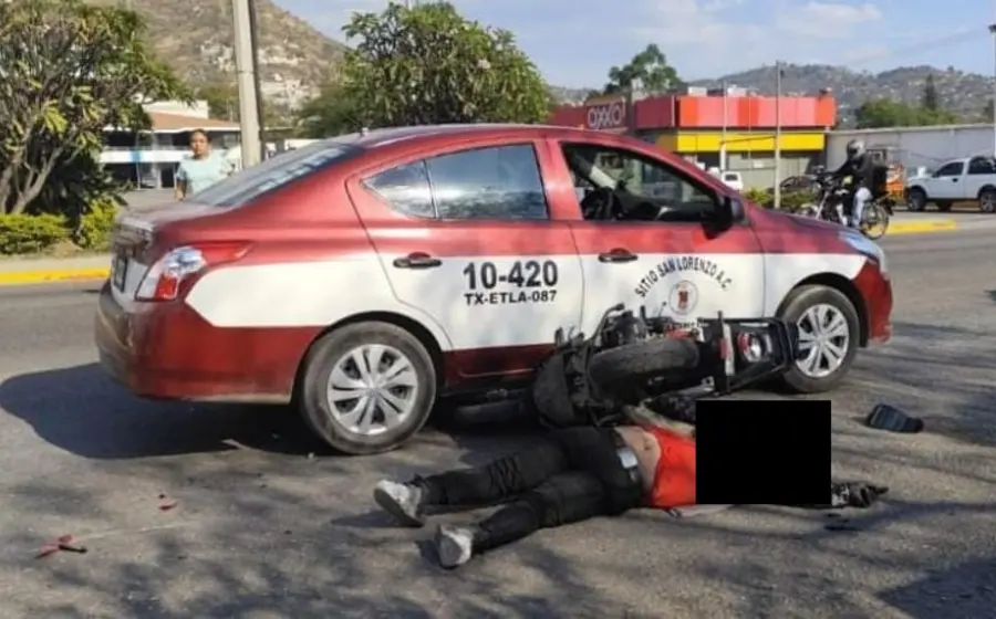 Escena del fatal accidente en San Jacinto Amilpas, donde el motociclista José Enrique falleció al impactarse contra un tracto camión.