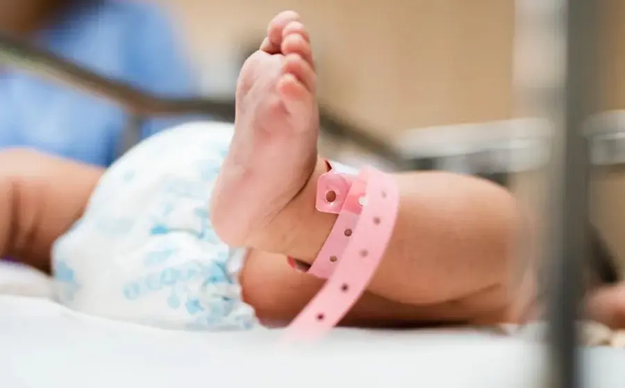Imagen que representa el caso de un bebé en Tlaxcala cuya salud se complicó fatalmente por sarampión al no estar vacunado.