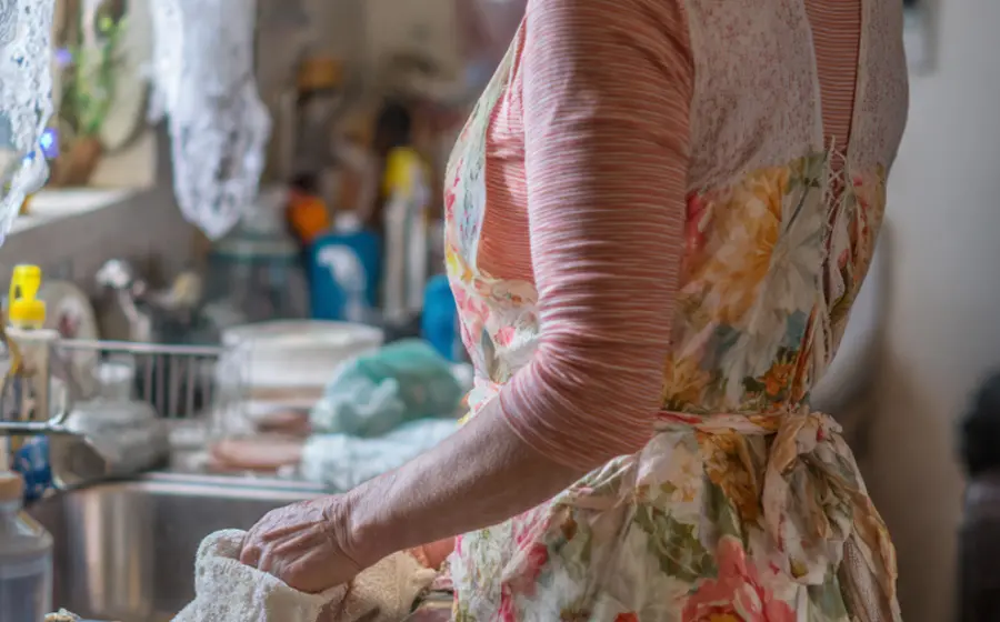 Una mujer como símbolo de la sentencia de nacer en una sociedad machista, una herencia tallada por otras mujeres.