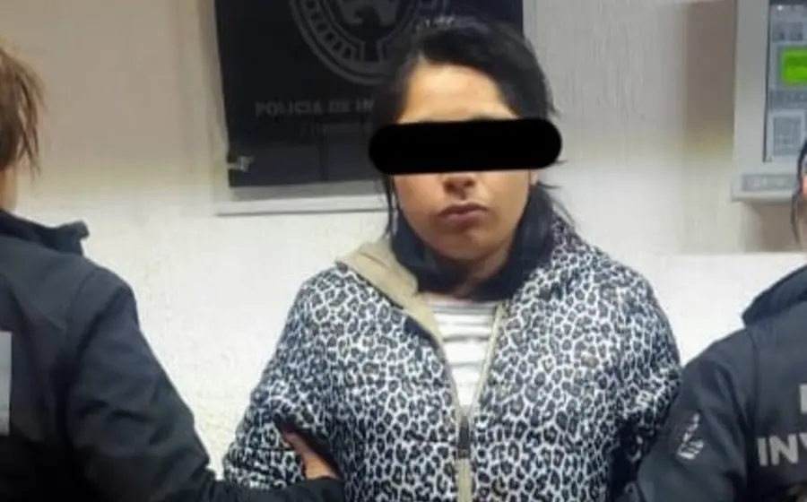 La mujer acusada de raptar a su hijo es trasladada por autoridades a la Sierra Mazateca para ser puesta a disposición judicial.