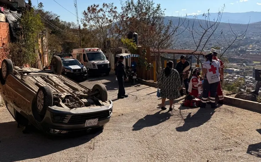 Un automóvil de color blanco volcado con las llantas hacia arriba sobre el asfalto después de un accidente en la zona de Santa Rosa.