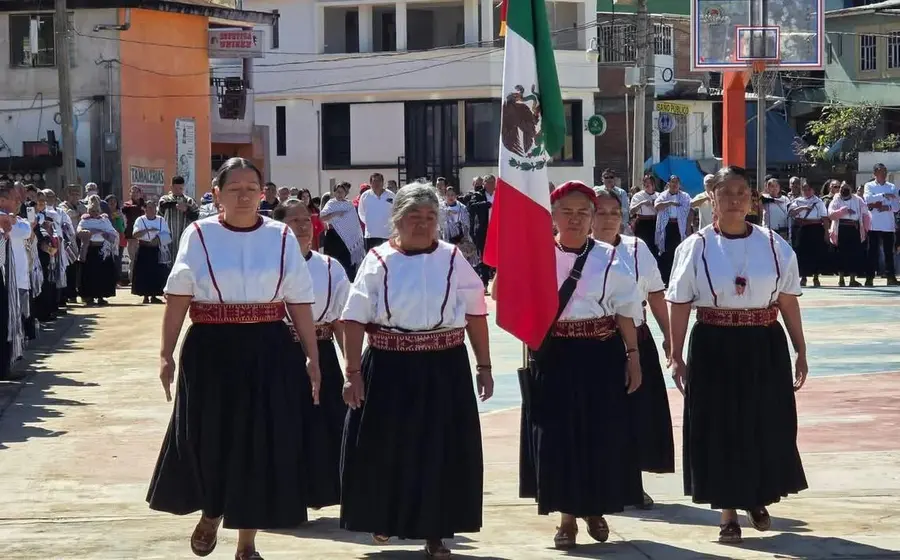 Un grupo de las 28 mujeres indígenas elegidas como presidentas municipales posan juntas para una fotografía durante la ceremonia de su nombramiento.