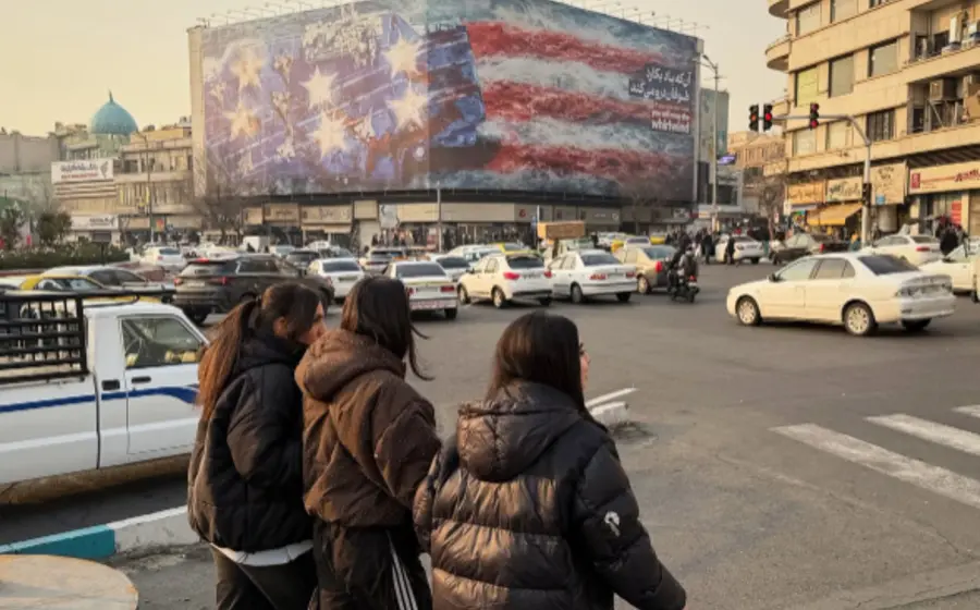 El imponente mural ubicado en la Plaza Enghelab en Irán, el cual contiene un mensaje de desafío hacia Estados Unidos.