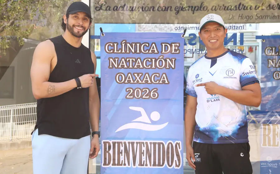 El nadador Miguel de Lara Ojeda posa para una fotografía junto a Julio Morales, en el contexto de su búsqueda por la superación personal.