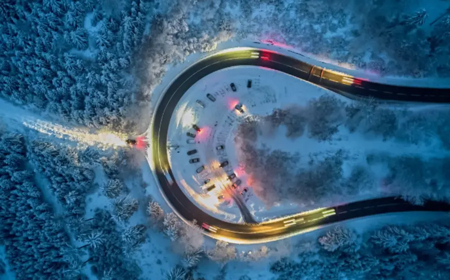 El aeropuerto de Fráncfort en Alemania se ve afectado por una fuerte nevada, causando la cancelación de vuelos tras alertas meteorológicas.
