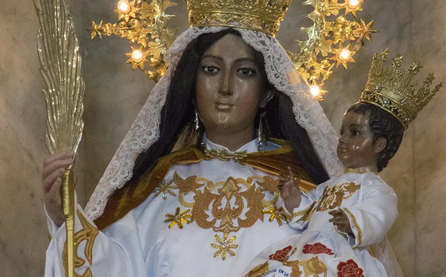 Imagen de la figura religiosa de Nuestra Señora Reina de la Paz, un importante símbolo de devoción para la comunidad católica.