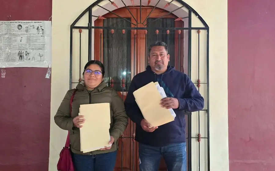 La nueva autoridad municipal de San Miguel Chimalapa durante la ceremonia de transmisión de poderes que transcurrió sin contratiempos en la comunidad.