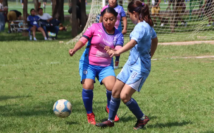 Jugadoras de fútbol listas para comenzar la nueva edición del torneo femenil en Zaachila, un evento que despierta pasión y talento local.