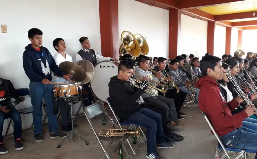 La nueva generación de la escuela de música de Nativitas Coatlán posa para una foto bajo la dirección de su maestro Rodrigo Sánchez Martínez.