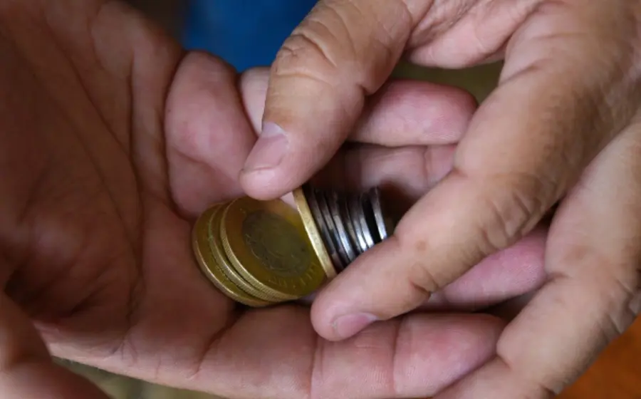 Una fotografía que muestra los nuevos diseños de las monedas de 10 y 20 pesos que entrarán en circulación en México.