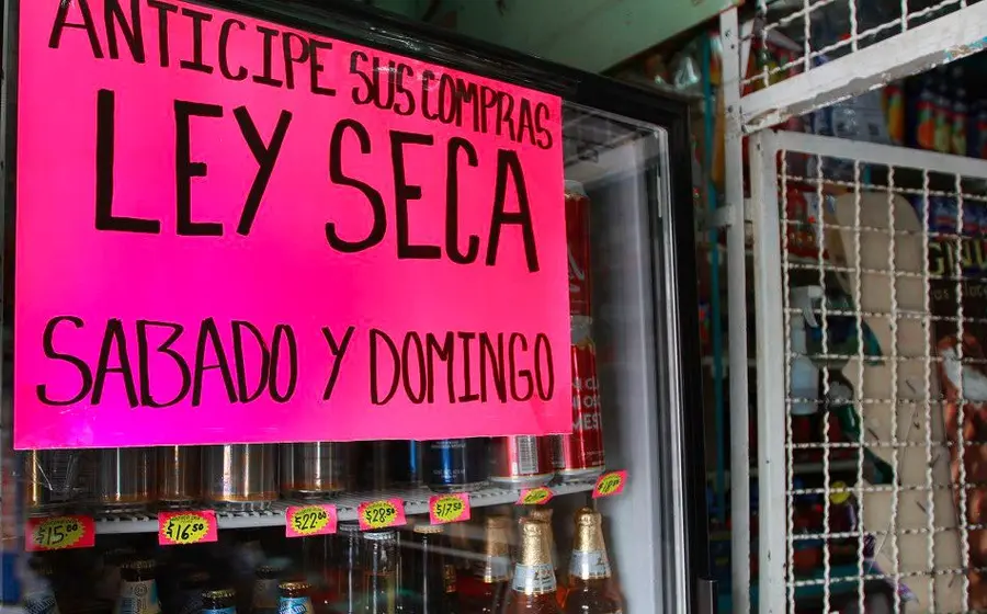 Una imagen ilustrativa sobre la aplicación de la ley seca en Oaxaca, la cual prohíbe la venta de alcohol durante el proceso electoral de revocación.