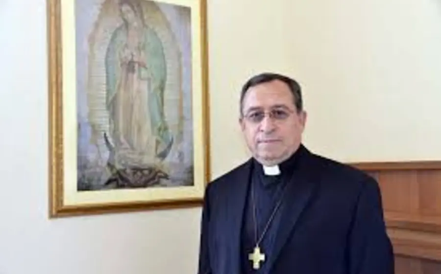 Salvador Murguía Villalobos, obispo de la Prelatura Mixe de María Auxiliadora, en un retrato fotográfico para la cobertura de su mensaje pastoral.