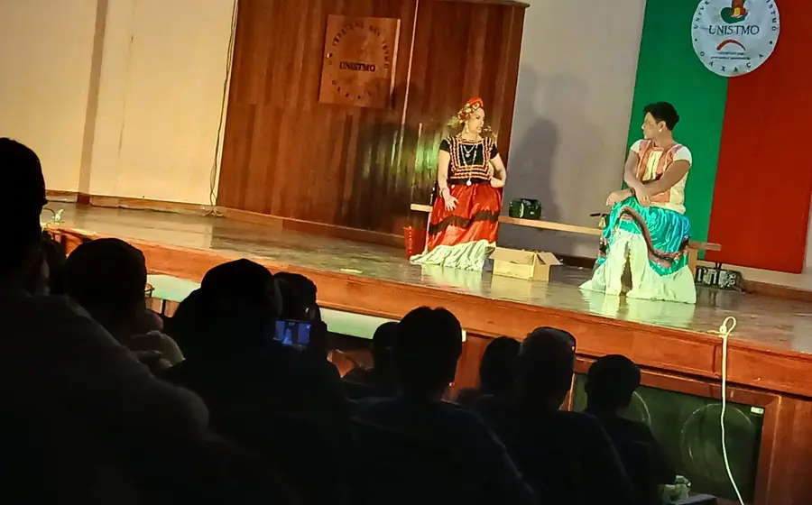 Escena de la obra de teatro 'Otro día de fiesta', una puesta en escena que promueve la prevención de adicciones entre jóvenes.