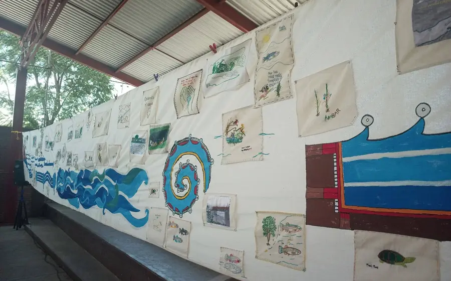 Miembros de un colectivo se organizan para buscar la recuperación de la pieza textil comunitaria robada 'Memorias del Río Atoyac'.