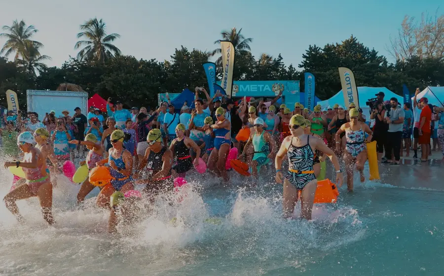 Nadadores compitiendo en el evento Panamericano de Aguas Abiertas en Huatulco, Oaxaca, una de las nuevas sedes del Panam Aquatics 2026.