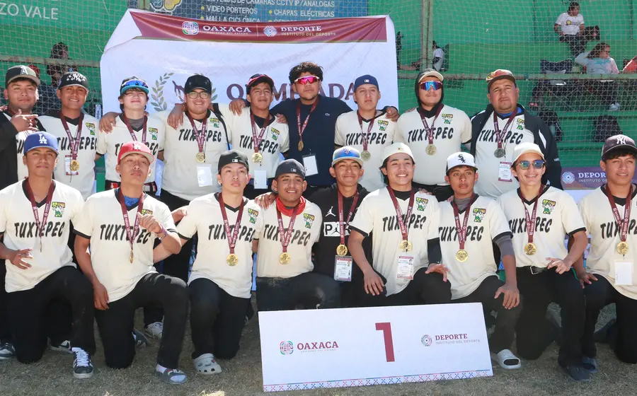 El equipo de Papaloapan celebra su victoria como campeón en la final de softbol varonil de 18 años durante la Olimpiada.