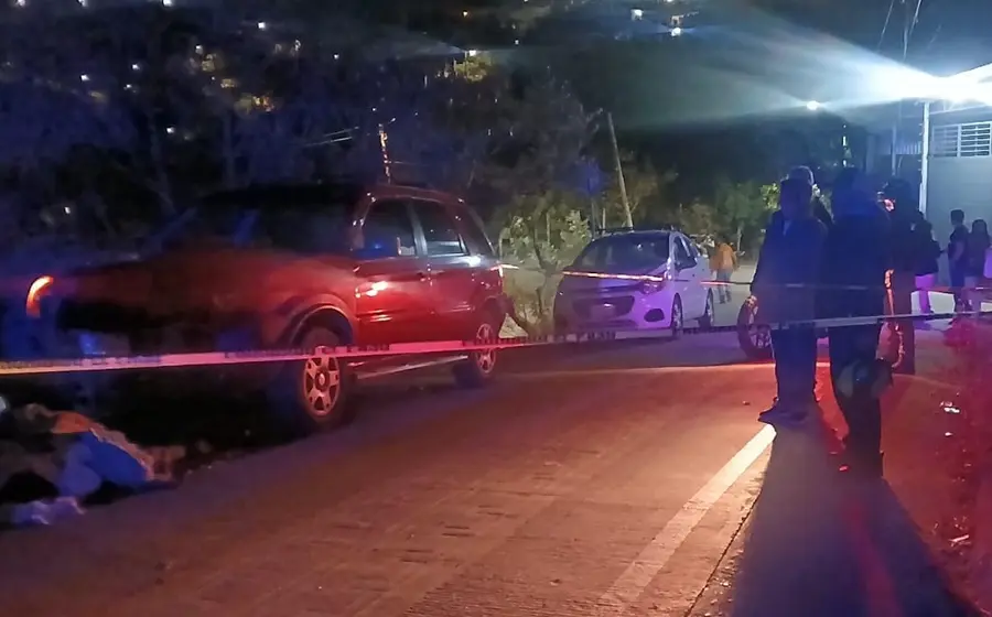 Policías municipales acordonan la escena del percance vial donde una pareja murió tras un trágico choque de motocicleta.
