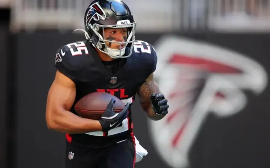 Jugadores de la NFL en plena acción durante un partido decisivo, donde la intensidad refleja que se juegan la vida en la cancha.