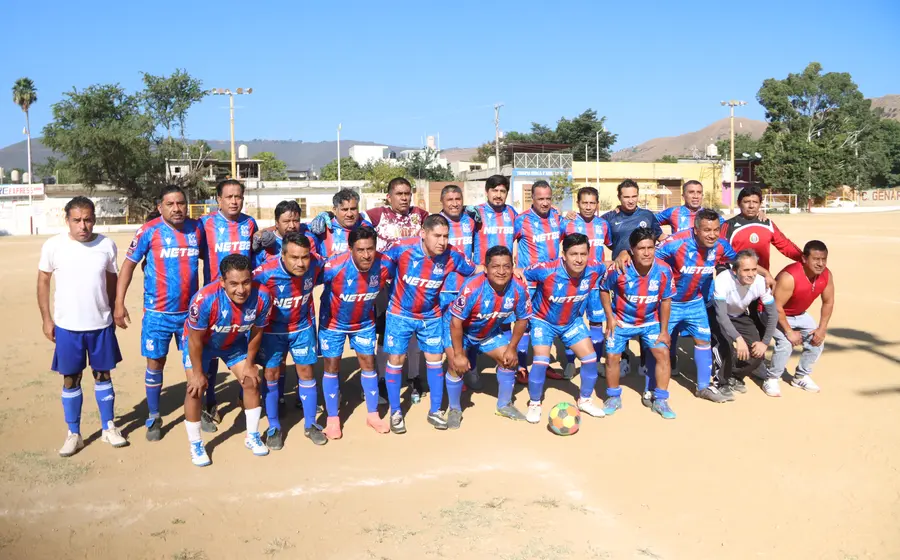 Jugadores de los equipos de Xoxocotlán y Cementerito en acción durante el partido de futbol donde no pudieron hacerse daño y terminaron en empate.