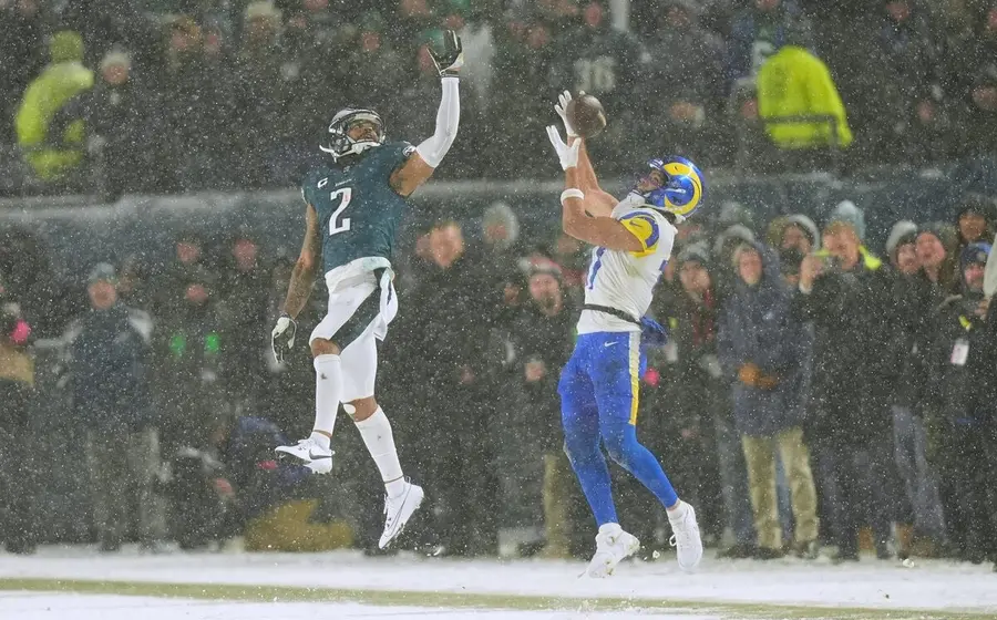 Una fuerte nevada cae sobre el estadio durante el esperado juego de playoffs de fútbol americano entre Carneros y Osos.