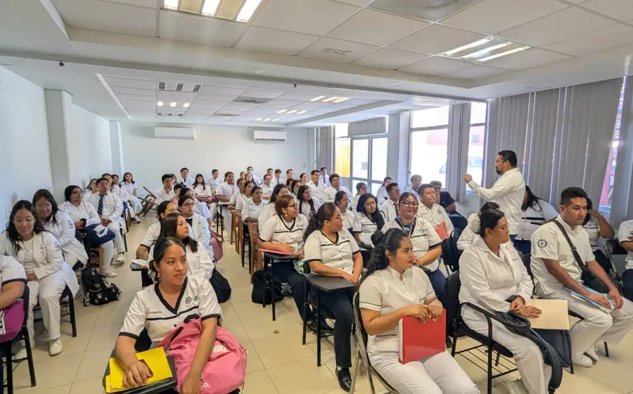 Setenta pasantes del sector salud se incorporan a unidades médicas para brindar atención en zonas prioritarias como parte de su servicio social.