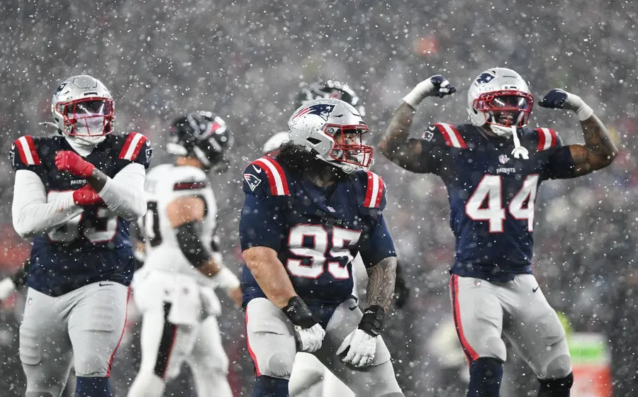Los jugadores del equipo de los Patriotas llegan a un estadio congelado y con nieve en Denver para la helada final de conferencia.