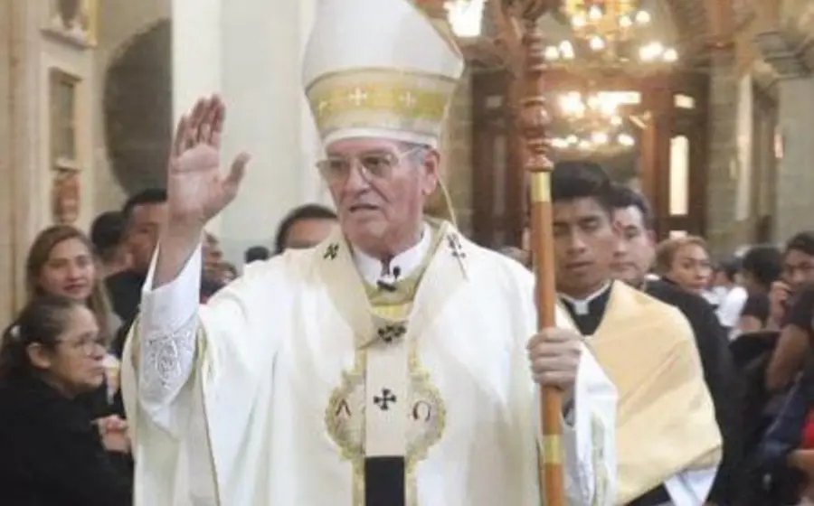 Pedro Vázquez Villalobos, arzobispo de Antequera Oaxaca, en un retrato formal relacionado a su mensaje sobre evitar que el consumismo apague la voz de Dios.