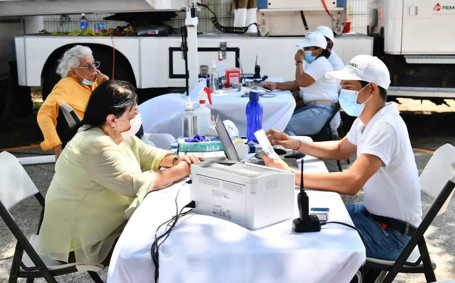 Una Unidad Médica Móvil (UMM) de Pemex ofrece consultas y medicinas gratuitas a pobladores como parte de su programa de apoyo comunitario.