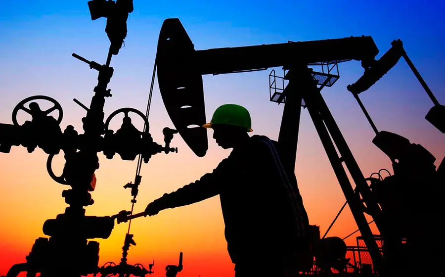 Una torre de extracción de petróleo simbolizando el regreso de Venezuela al mercado energético bajo las nuevas reglas y el control de Estados Unidos.