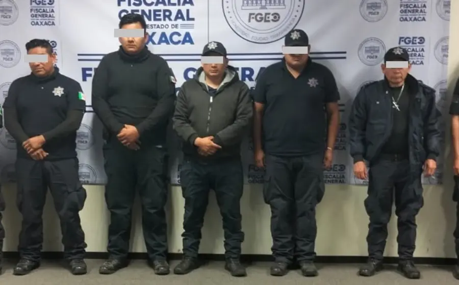 Policías municipales de Panixtlahuaca que son investigados como presuntos responsables del homicidio de un niño en la comunidad.