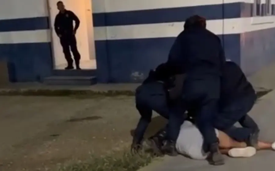 Imagen que muestra a policías de San Jacinto Amilpas cometiendo un presunto abuso de autoridad, acto que fue denunciado por ciudadanos en redes sociales.
