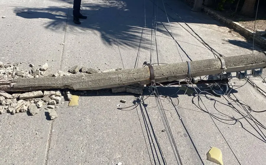 Un poste que sostiene cables eléctricos de alta, media y baja tensión yace caído en Ciudad Ixtepec, tras ser derribado por fuertes vientos.