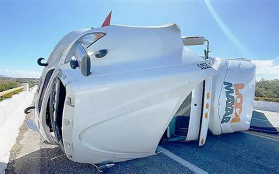 Un camión de carga pesada transita con precaución por una carretera del Istmo ante la alerta por fuertes vientos del Norte.
