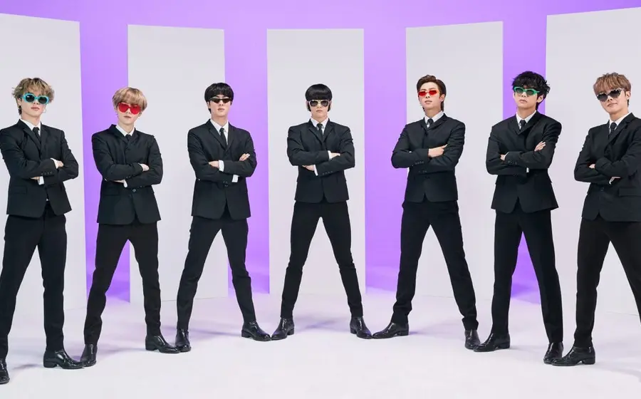 Fans de la banda de K-Pop BTS muestran su euforia ante la alta demanda y los precios elevados de los boletos para su próximo concierto.