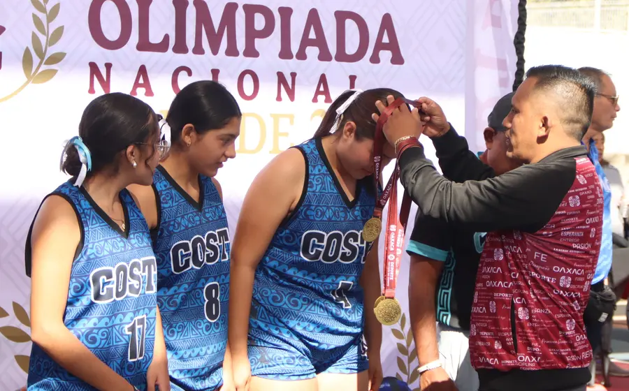 El equipo de basquetbol 3x3 que representa a la región de la Costa celebra su pase a la siguiente fase del torneo estatal.