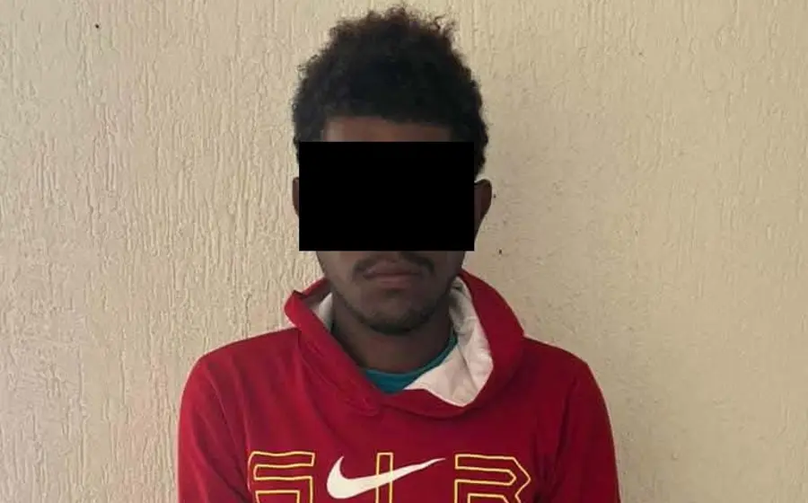 Un hombre, presunto narcomenudista, es fotografiado durante su presentación ante las autoridades, quienes lo vincularon a proceso penal.