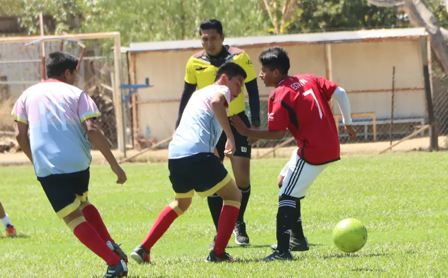 Jóvenes futbolistas participan en la Primera Copa Héroes Soccer, un evento deportivo organizado como una celebración del futbol juvenil.
