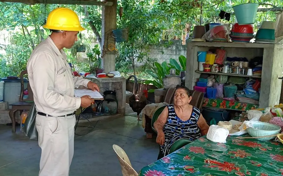 Personal de salud realiza la primera pesquisa de malaria en Tapanatepec, como estrategia clave para cortar la cadena de transmisión de la enfermedad.